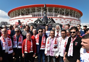 Antalyaspor’un simgesi akrep heykeli törenle açıldı